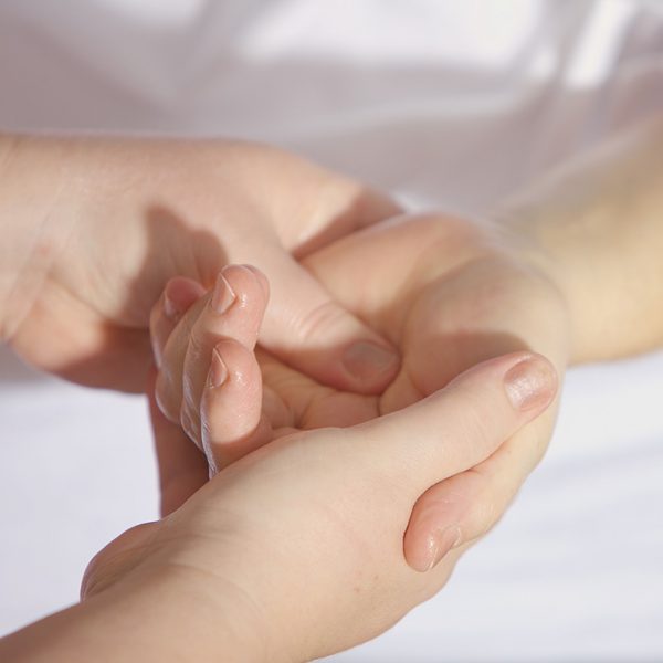photo de mains pendant un massage de réflexologie Bien etre Palmaire