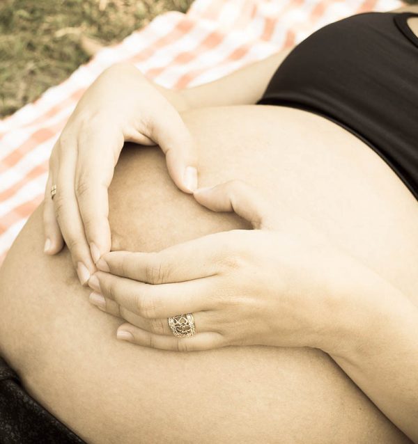 Future maman qui va se faire masser, découverte d'un massage prénatal