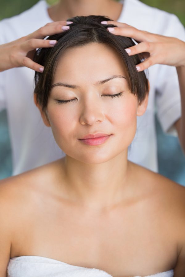 photo d'une jeune femme lors d'un massage crânien : une détente absolue
