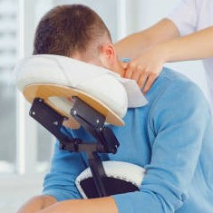 Photo d'un jeune homme se détendant grâce à un massage du crâne en position assise