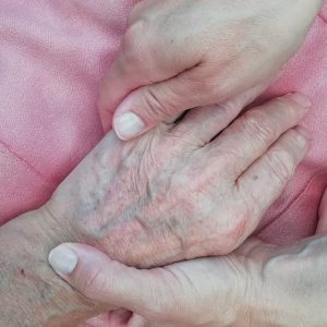 photo de mains de personnes âgée bénéficiant d'un massage de reflexologie palmaire par delphine poéte