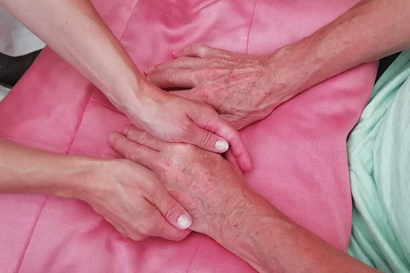 Photo des mains d'un senior résident d'EHPAD, bénéficiant d'un massage bien-être réalisé par delphine Poète Nord